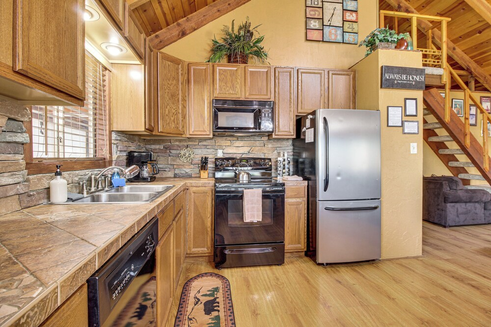 Ski, Hike & Relax: Forest-view Haven in Lakeside!