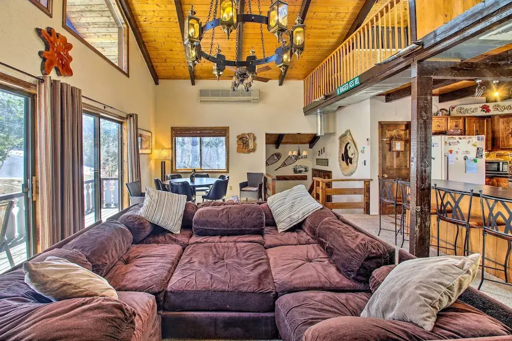 Swiss-style Chalet w/ Fireplace - Near Story Land!