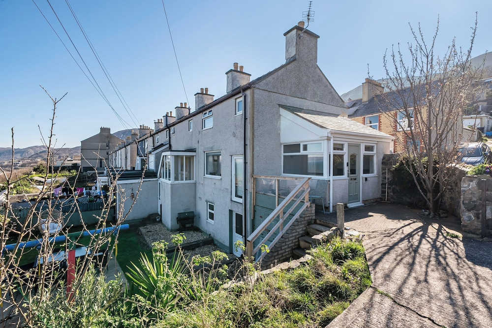 Sea View Cottage Near Snowdon & Coastal Trails