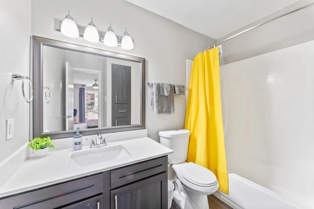 Soco 2BR Comfy Suite w Pool King bed Fast Wifi