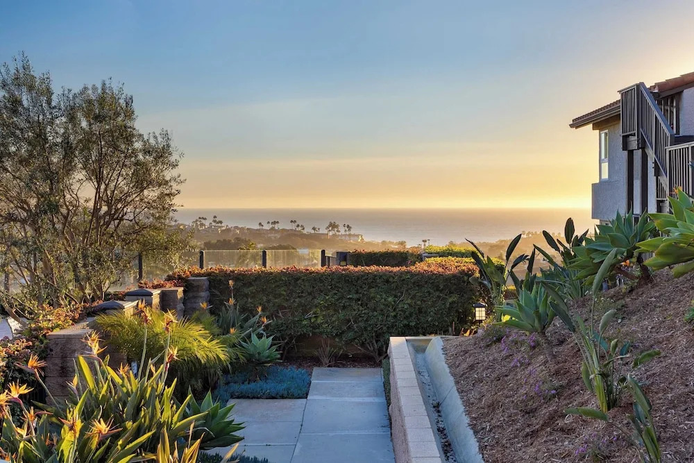 Walk to Beach Pool, Hot Tub, Private Patio, Parking Seabreeze Retreat