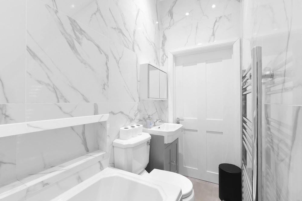 Modern 4 Bedroom Apartment in London with Parking + Garden