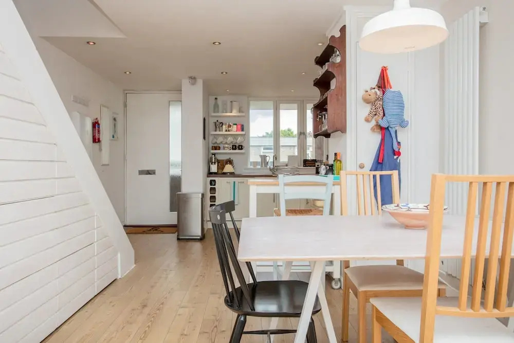 Spacious 2 Bedroom Flat With Communal Garden