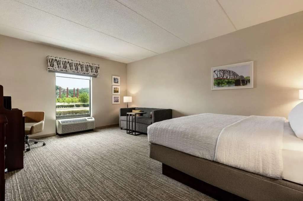 Hampton Inn & Suites Pittsburgh Waterfront West Homestead