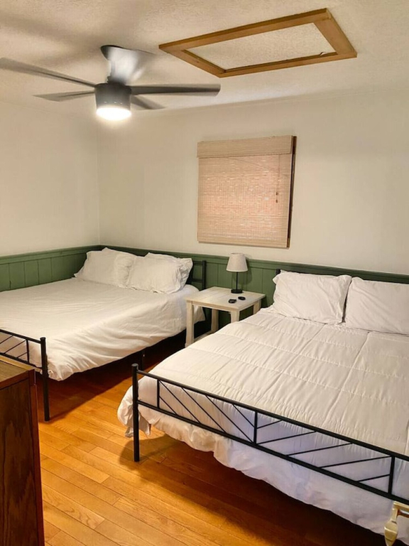 14 Guest, 7 Bed, 4 BR, Lakefront Cabin w/ Hot Tub