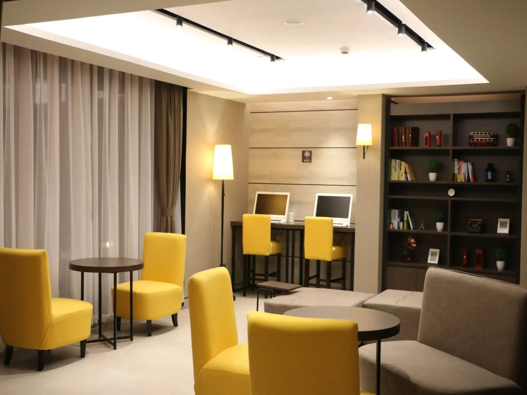 Отель Homeinn Plus Shanghai People Square East Jinling Road