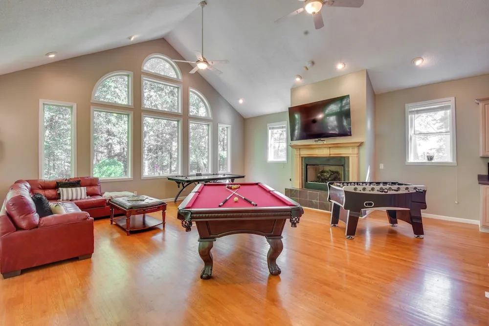 2 Mi to Clemson: Central Villa w/ Deck, Near Lakes