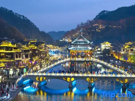 Rivview  Cloud Homestay Fenghuang（180-degree view of the first-line river view）