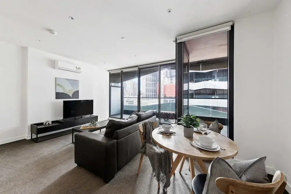 A Lovely 2BR Apt Near Victoria Market, City Views