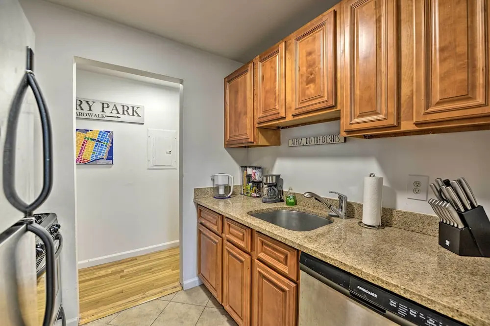 Central & Contemporary NJ Condo: Steps to Shore!