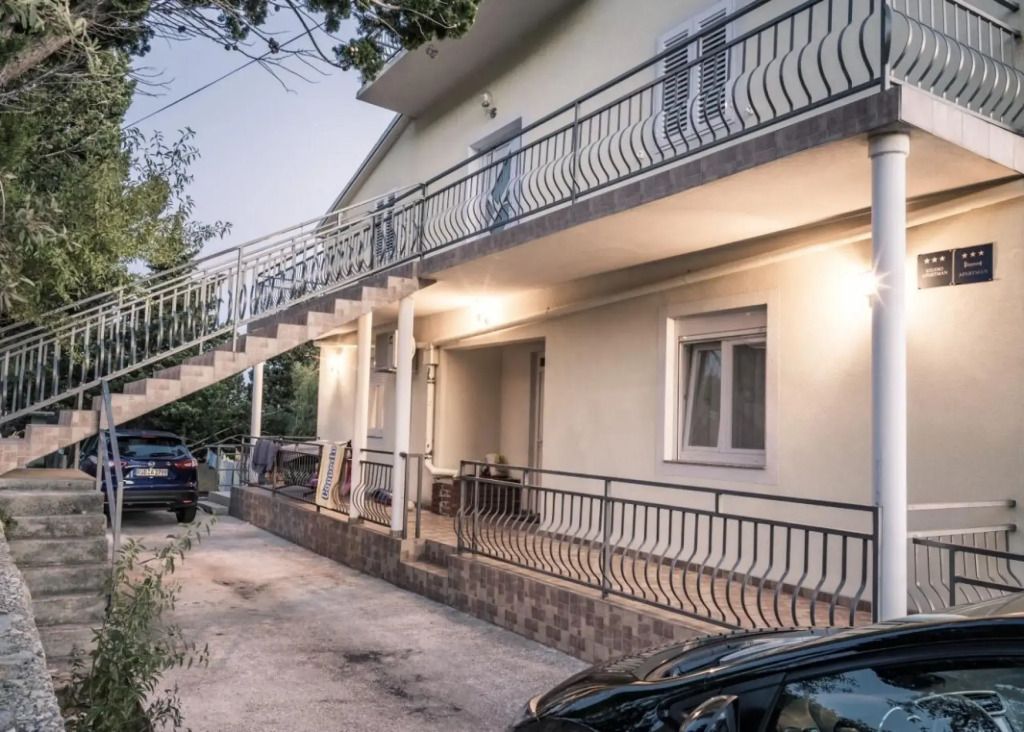 Domagoj - on the beach - A1 crveni(2+2)