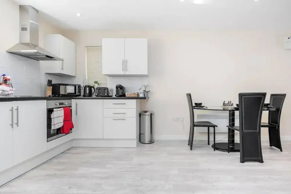 Cosy 2BR Maisonette Near Hospital & Stations