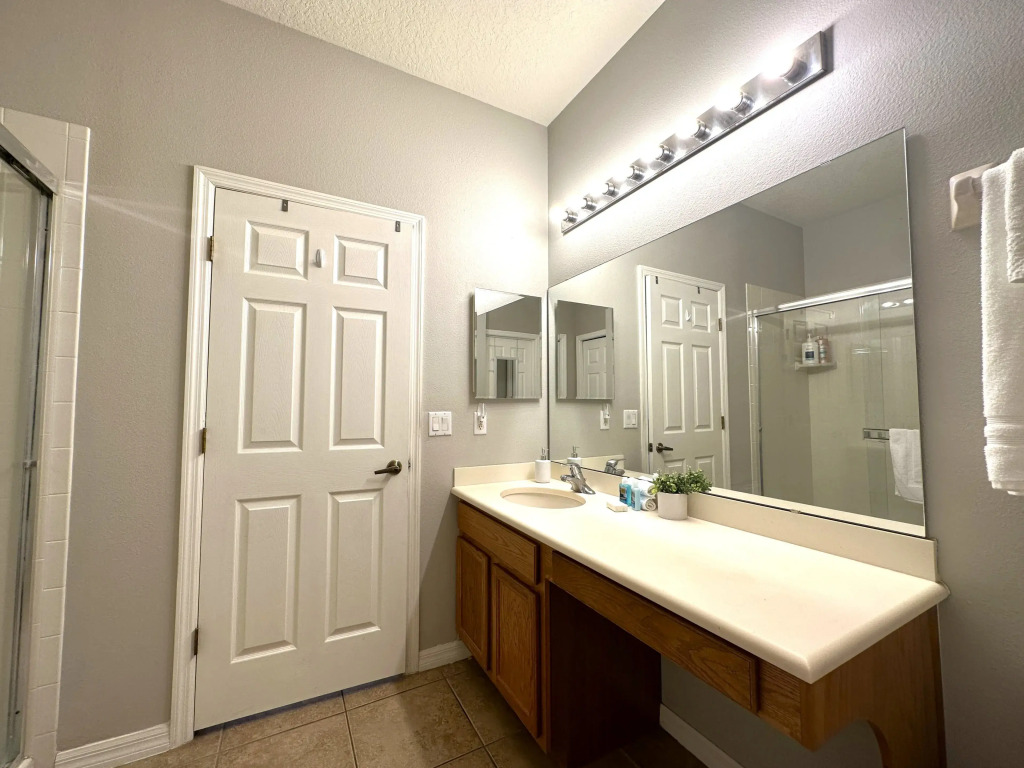 Only 10 Minutes from Disney 3Bd Family Home (2761), Kissimmee, US