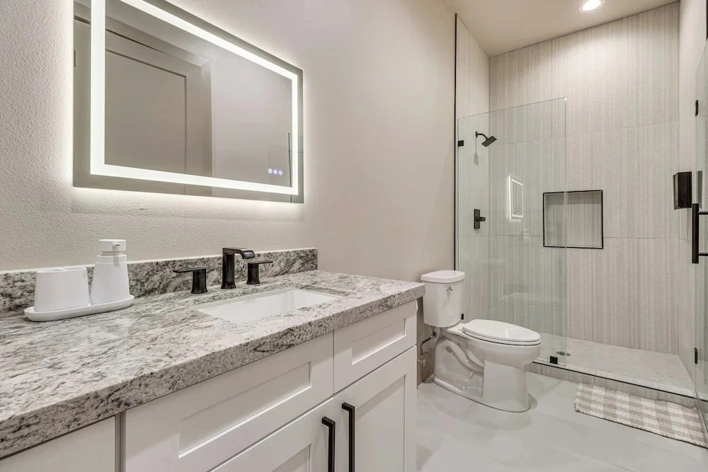 Walk to Lake Travis & Parks! Resort-style Getaway