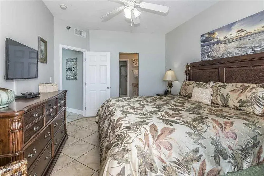 Lighthouse 1202 - 1 Br condo by RedAwning