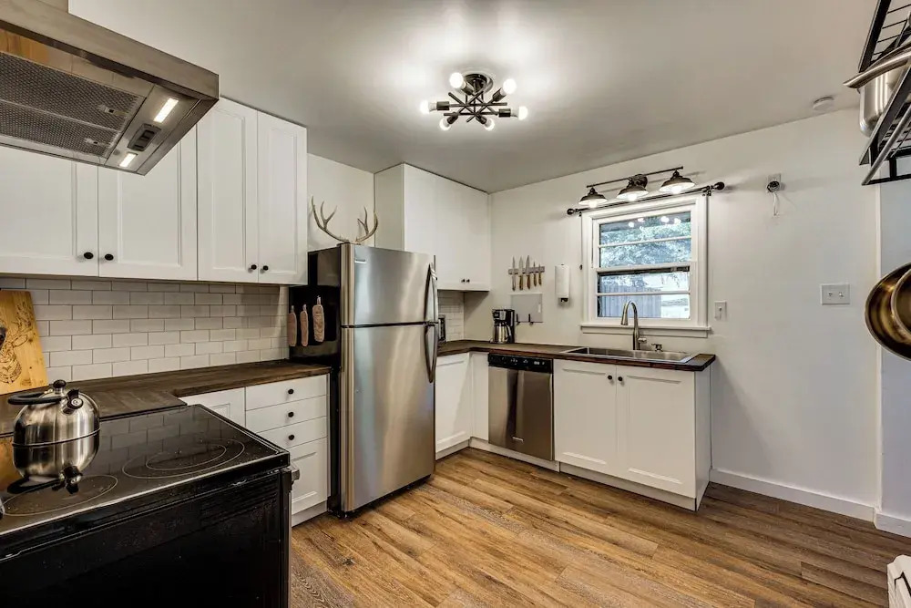 Mtn-view Retreat w/ Deck & Hot Tub in Estes Park