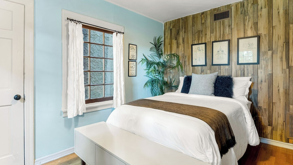 Spanish Revival Charm in Silver Lake w/ Patio, BBQ & Walkable Location Maltman Manor by Avantstay