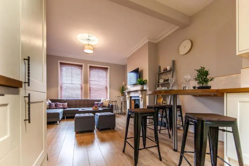 Large House - Contractors & Families & Private Parking