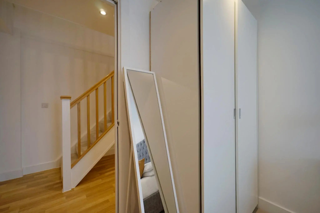 Modern 2 Bed Apartment with Juliet Balcony - DHB STAYS