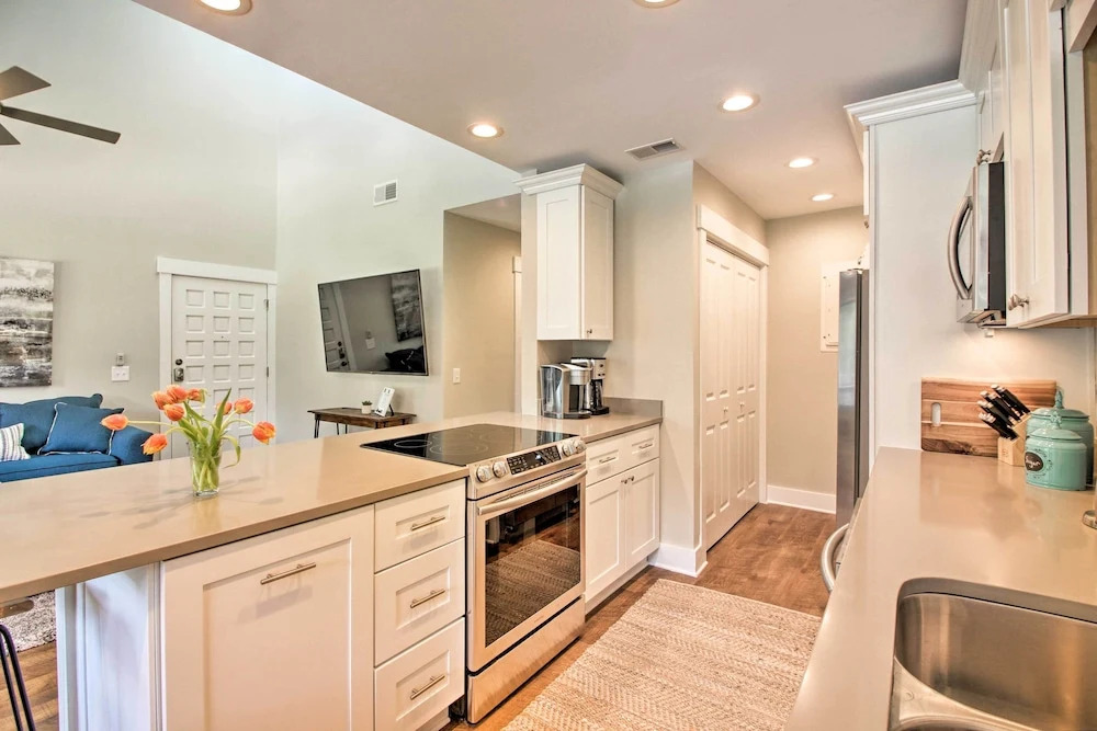 Villa w/ Golf Course Views, Walk to Harbour Town
