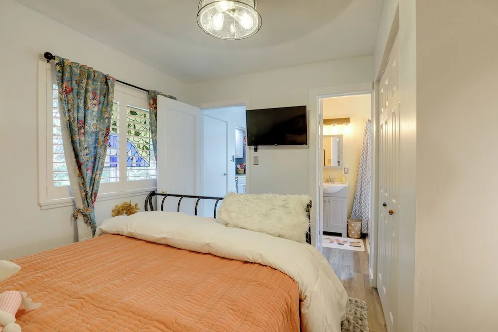 Hot Tub & Grill: Pet-friendly Apt, Walk to Midtown