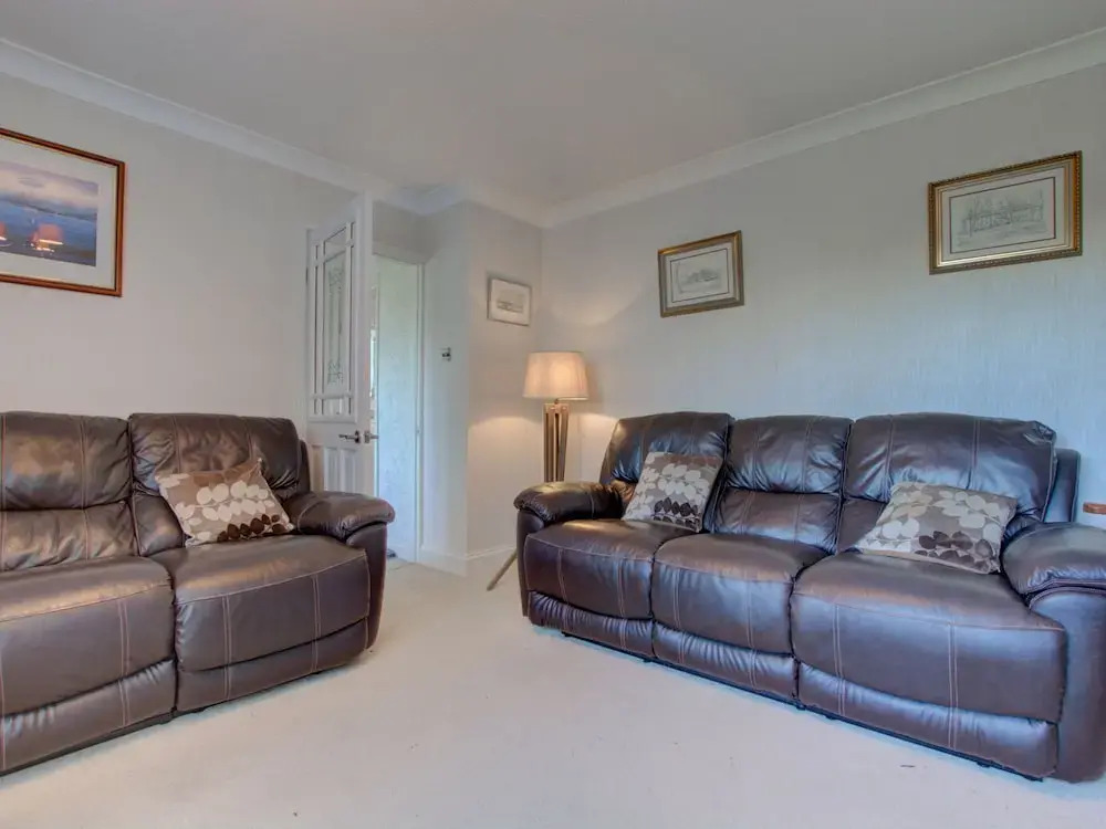 Detached Holiday Home With Beautiful Conservatory, Decorative Fireplace, and Charming Garden