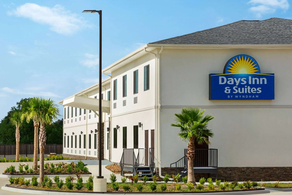 Days Inn & Suites by Wyndham Tomball Houston NW