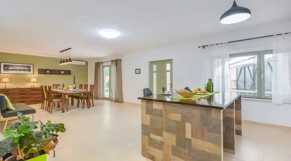 Villa Martin - Fast WiFi, Near restaurant, Fenced Yard, Pavilion, Center of Village