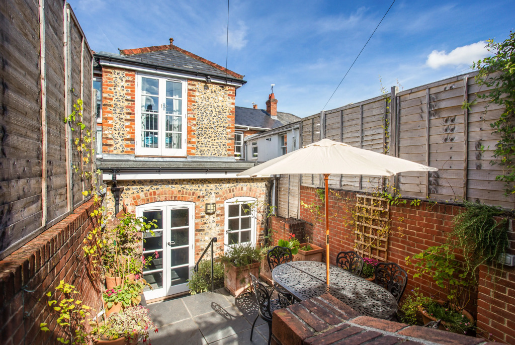 A peaceful elevated residential area within walking distance of the city