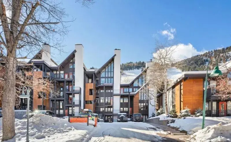 3 Bedroom Mountain Vacation Rental Located 2 Blocks from the Silver Queen Gondola with Heated Pool and Hot Tub