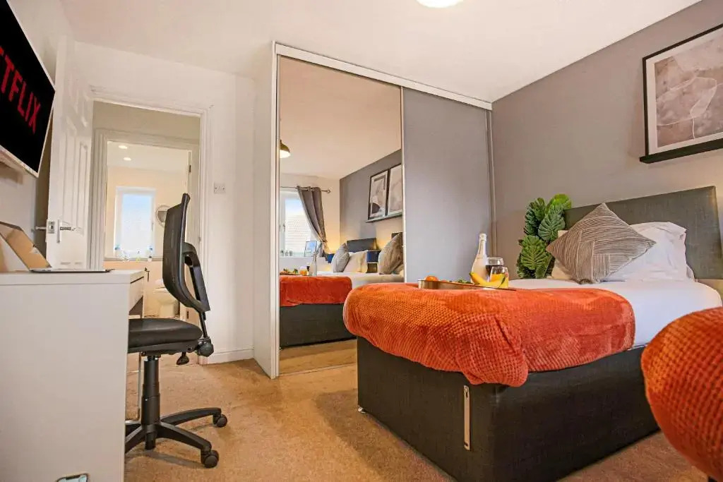 Detached House with Free Parking, Garden, Fast Wifi and Smart TV with Netflix by Yoko Property