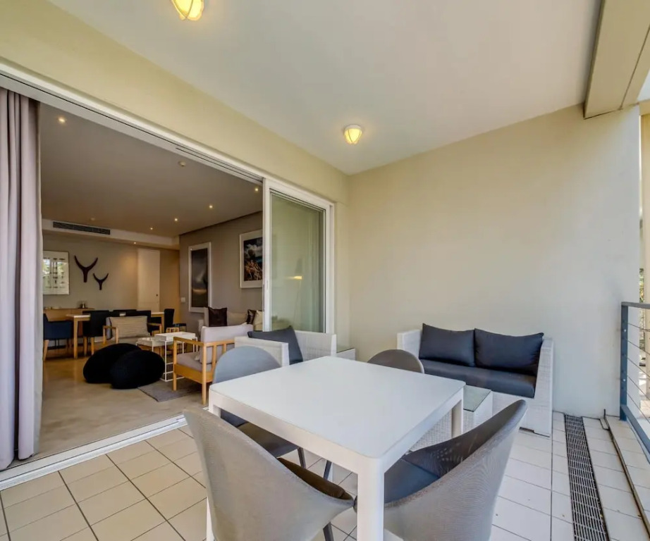 Modern Waterfront Apartment w Canal Views Gulmarn 201