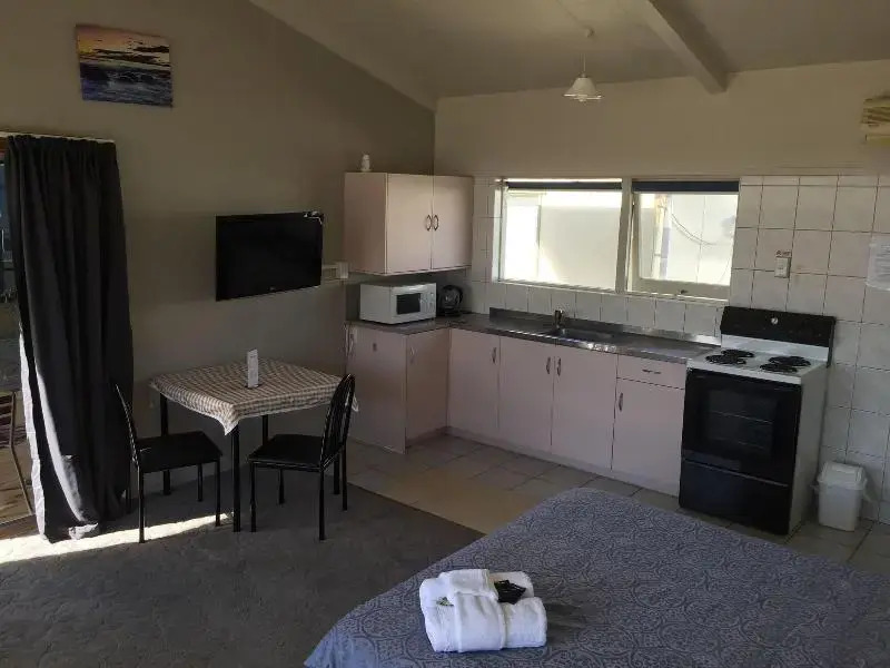 Waiteti Lakefront Motel