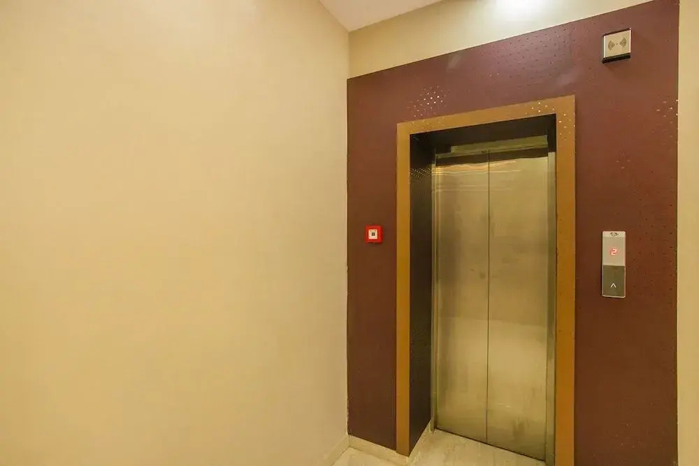 OYO 26963 Hotel Crystal Grandeur