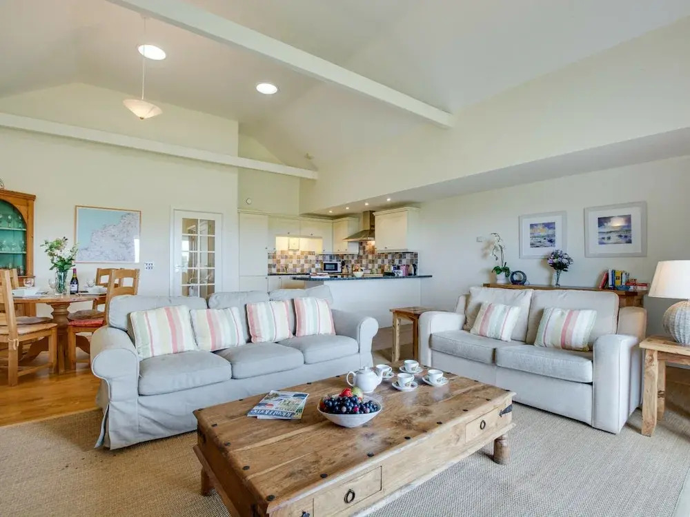 Lovely Holiday Home in Edmonton With Garden