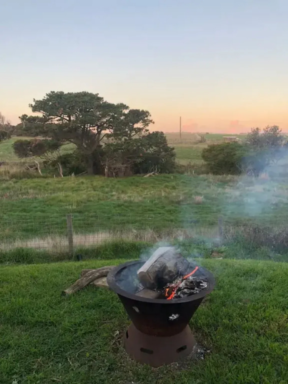 Modern Coastal Escape Pet Friendly With Fireplace