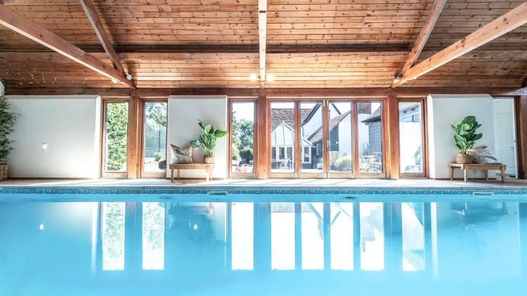 Cosey 2 Bed Cottage With Pool 35 Mins From London