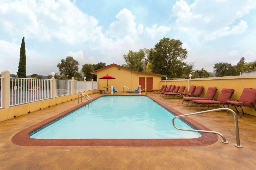 Upper Lake Inn & Suites