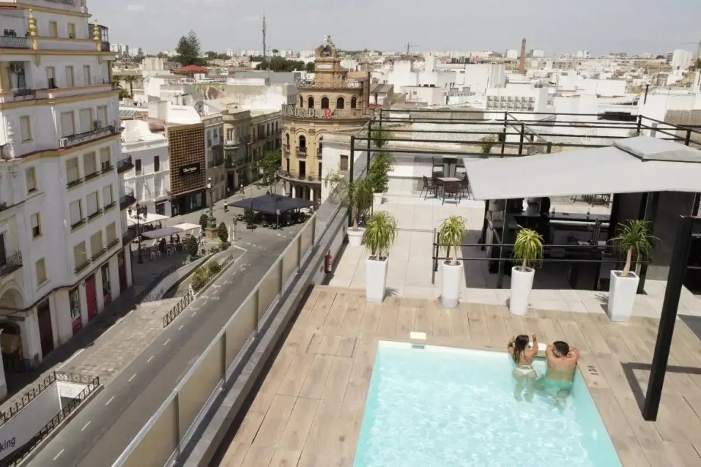 esZentrico Suites & Rooftop bar