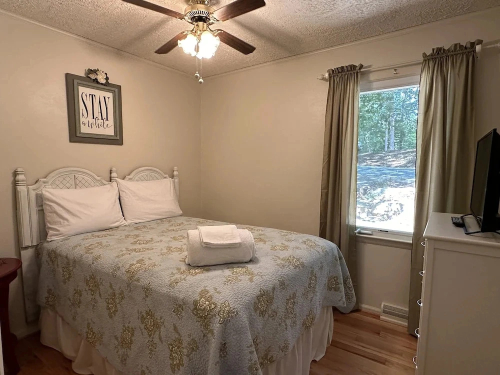 Humble Hideaway - Inviting Lakefront Home With Firepit, Balcony & W/D - Dog-friendly