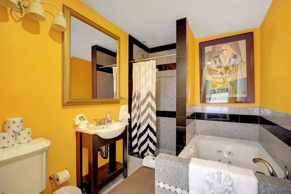 Las Vegas Elegance! Pool Table & Sparkling Pool! 3 Bedroom Home by RedAwning