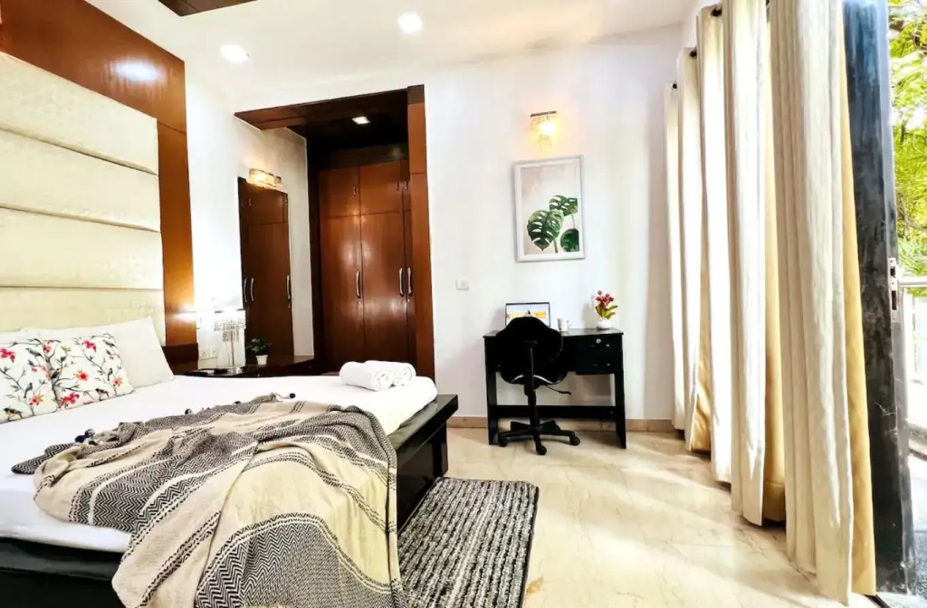 BluO 3BHK Green Park, Private Garden - Balcony