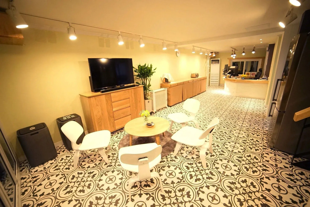 YOLO Guesthouse