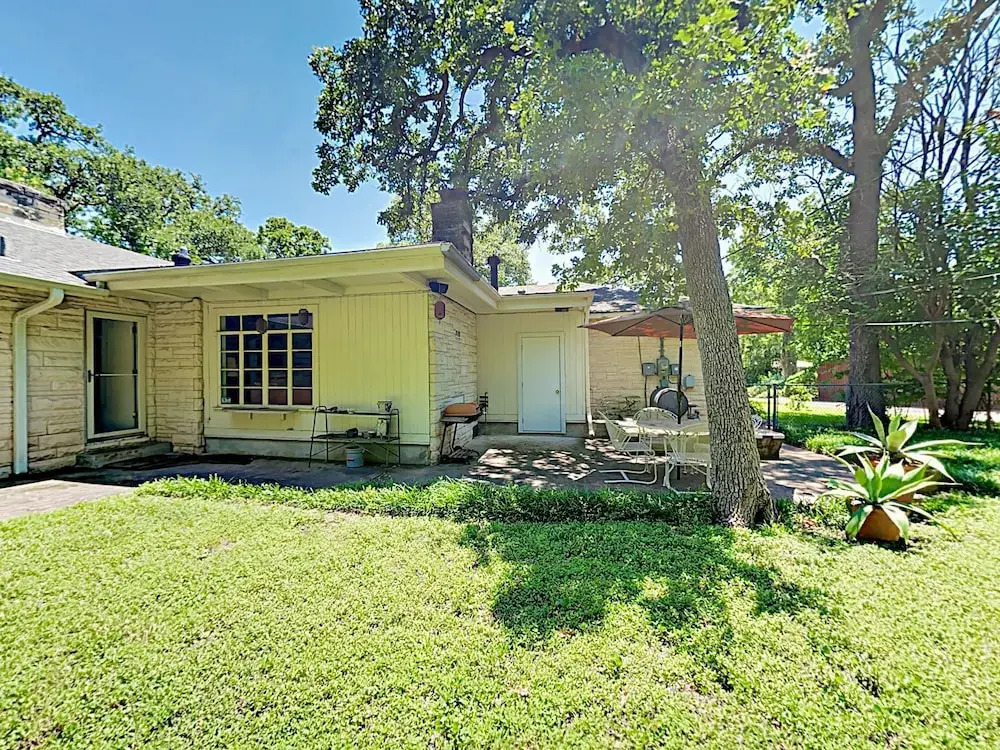 Light-Filled Charmer - 2 Br Home