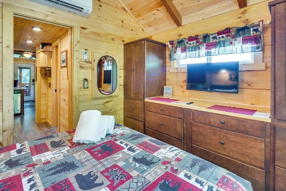 7 Mi to Lake Lure: Mill Spring Cabin w/ Hot Tub