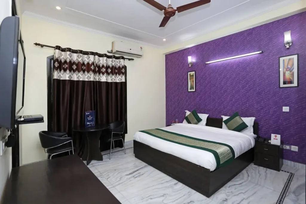 Oyo 11606 Hotel Diplomat Residency