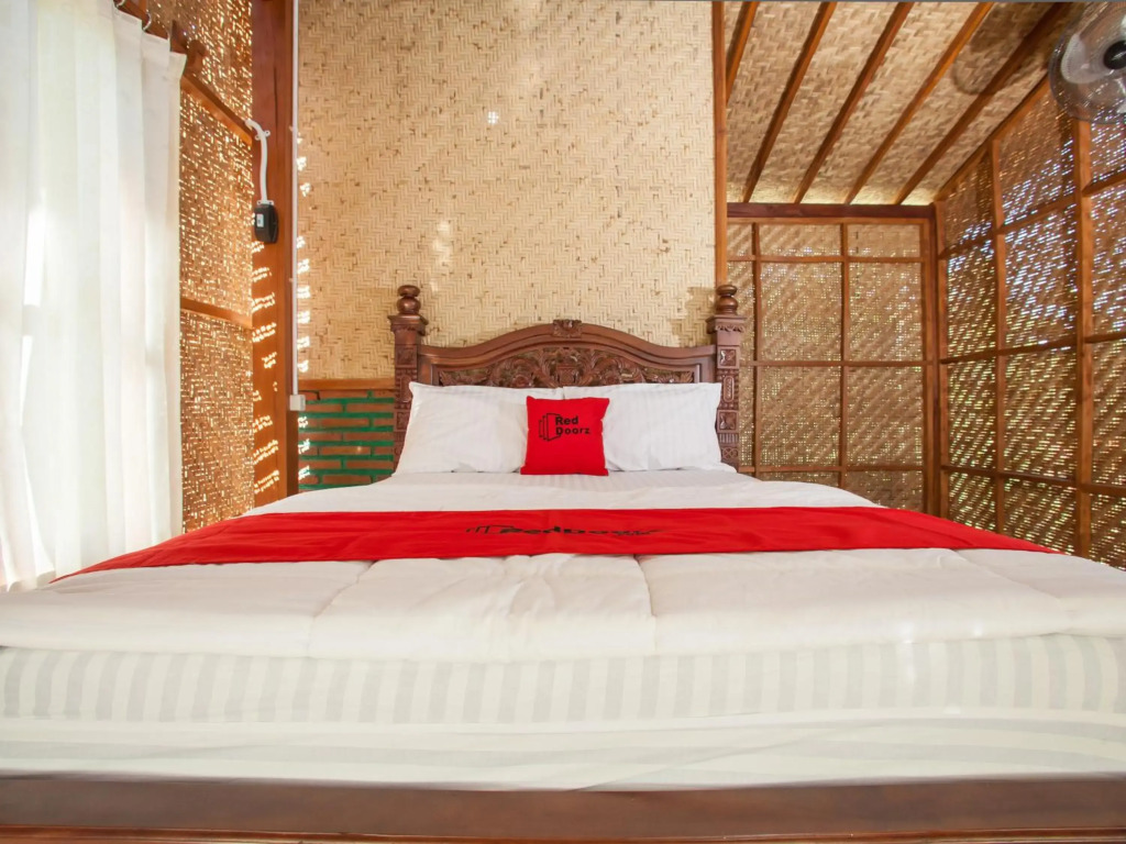 RedDoorz Near Karangasem Train Station 2