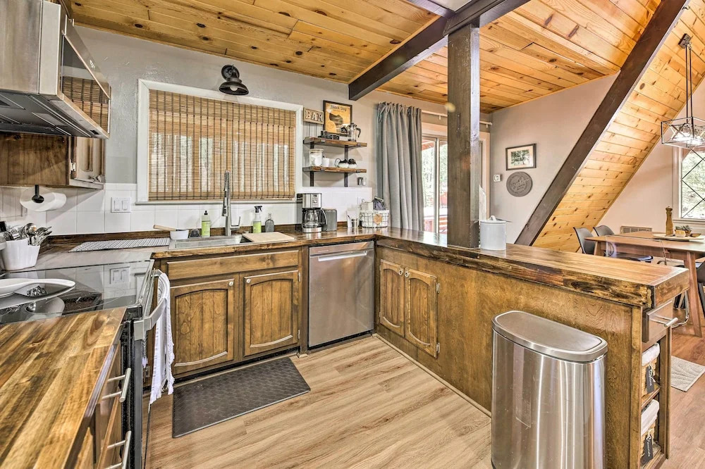 A-frame Pinetop Lakeside Cabin Under the Pines!