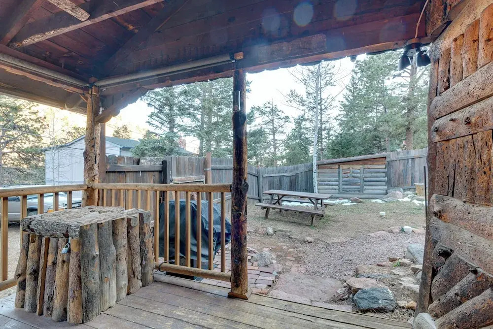 Rustic Log Cabin w/ Studio ~ 5 Mi to Pikes Peak