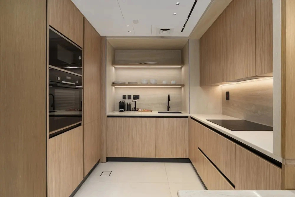Prime JLT Stay Near Metro Lakeside Dining